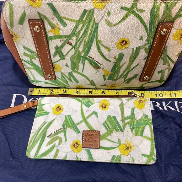 Dooney & Bourke Like New Leather White Purse with Drawstring and Flowers - Picture 7 of 12